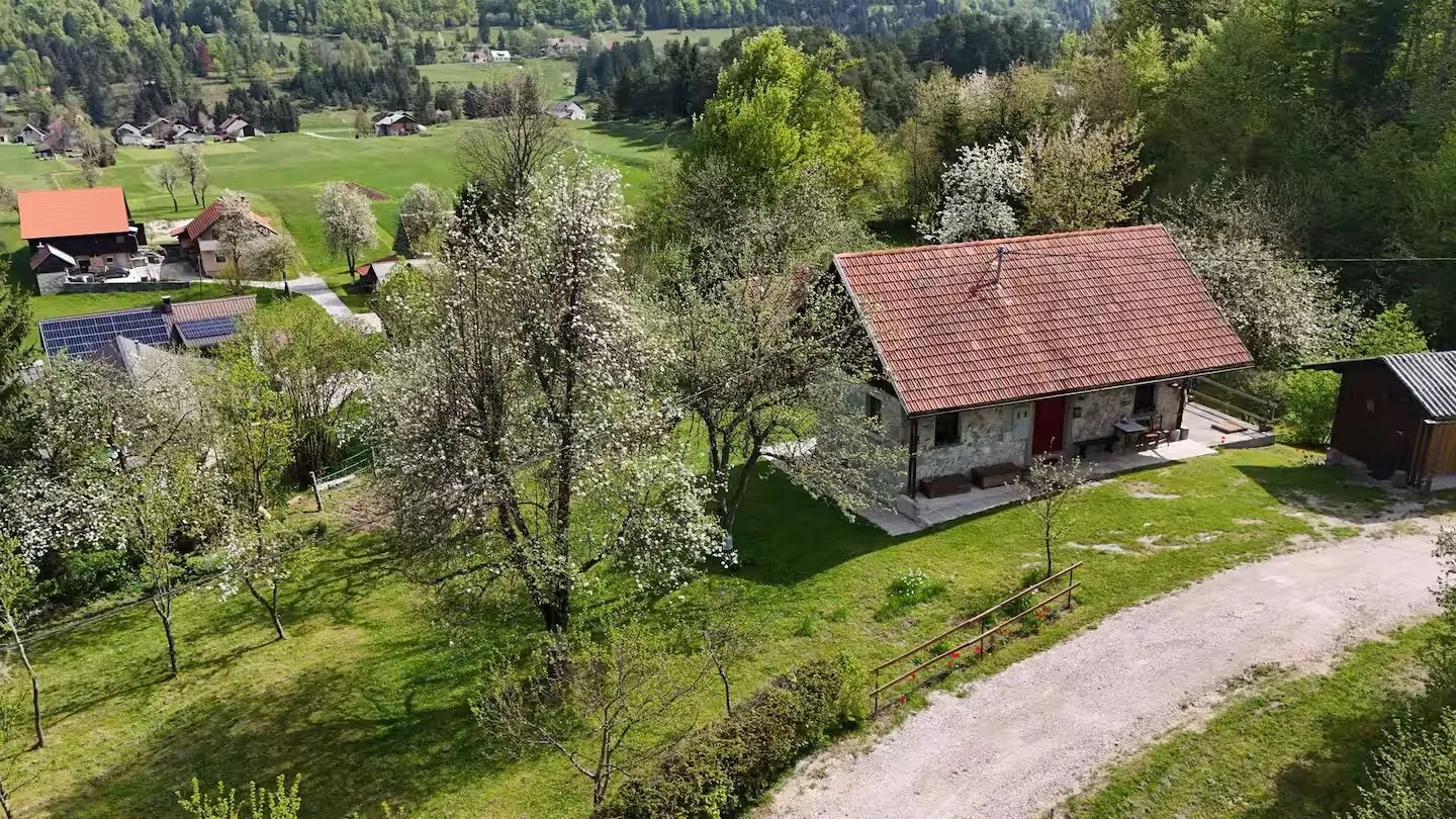 Kamnita hiša obdana z zelenjem