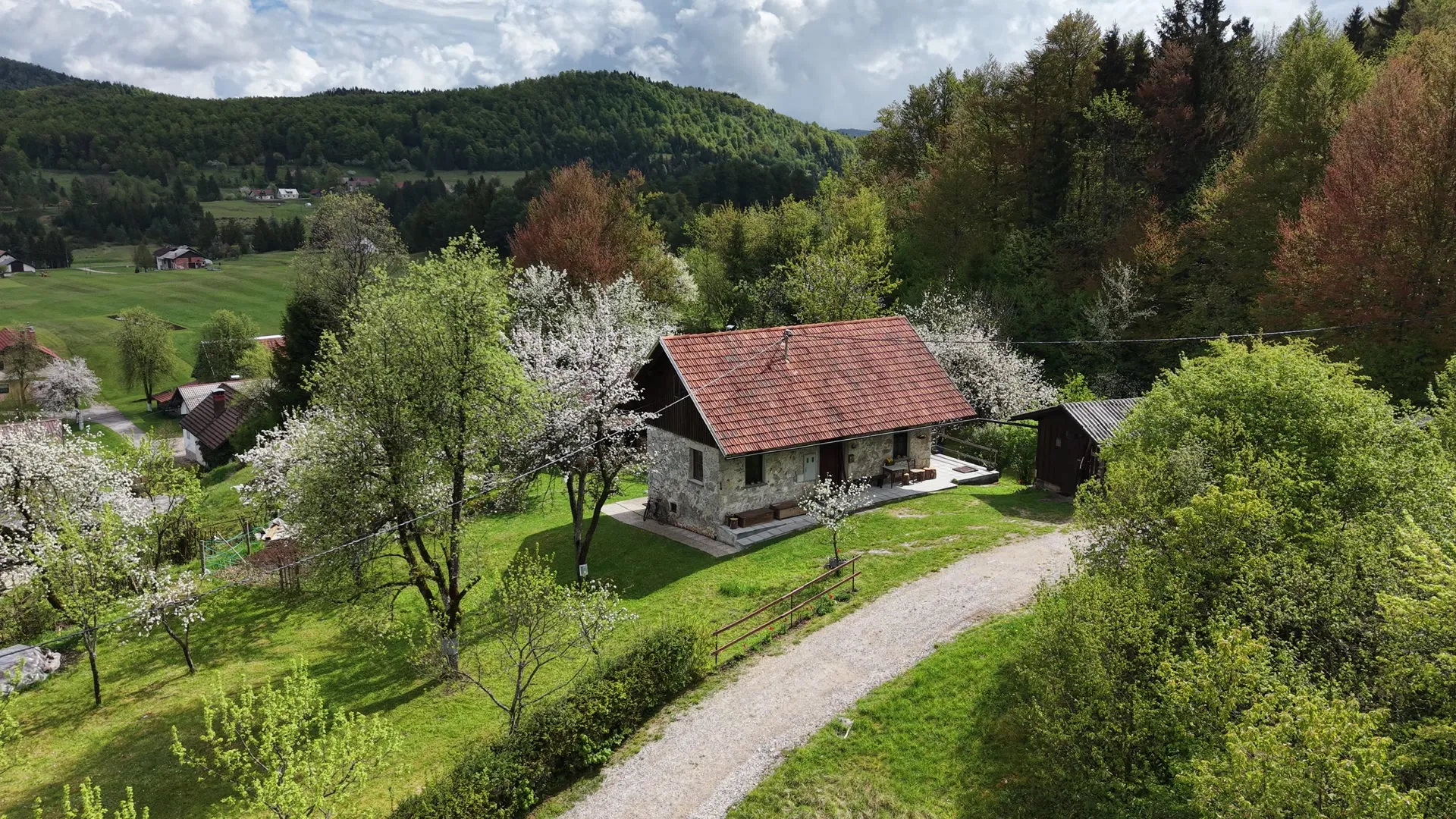 Apartma Olga - rustikalna kamnita hiška obdana z naravo