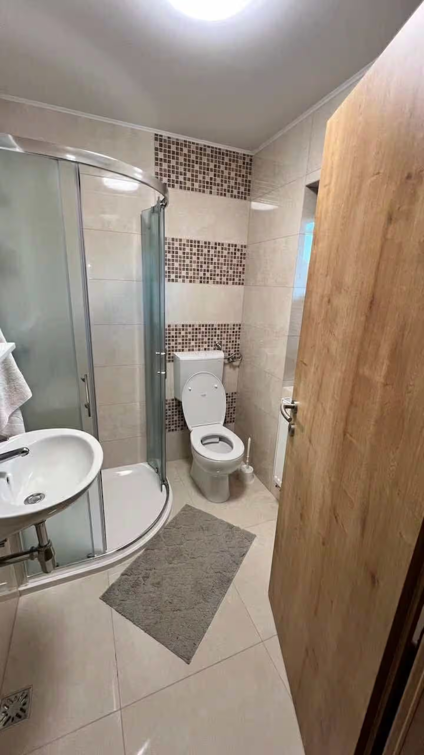 Moderna kopalnica s tuš kabino