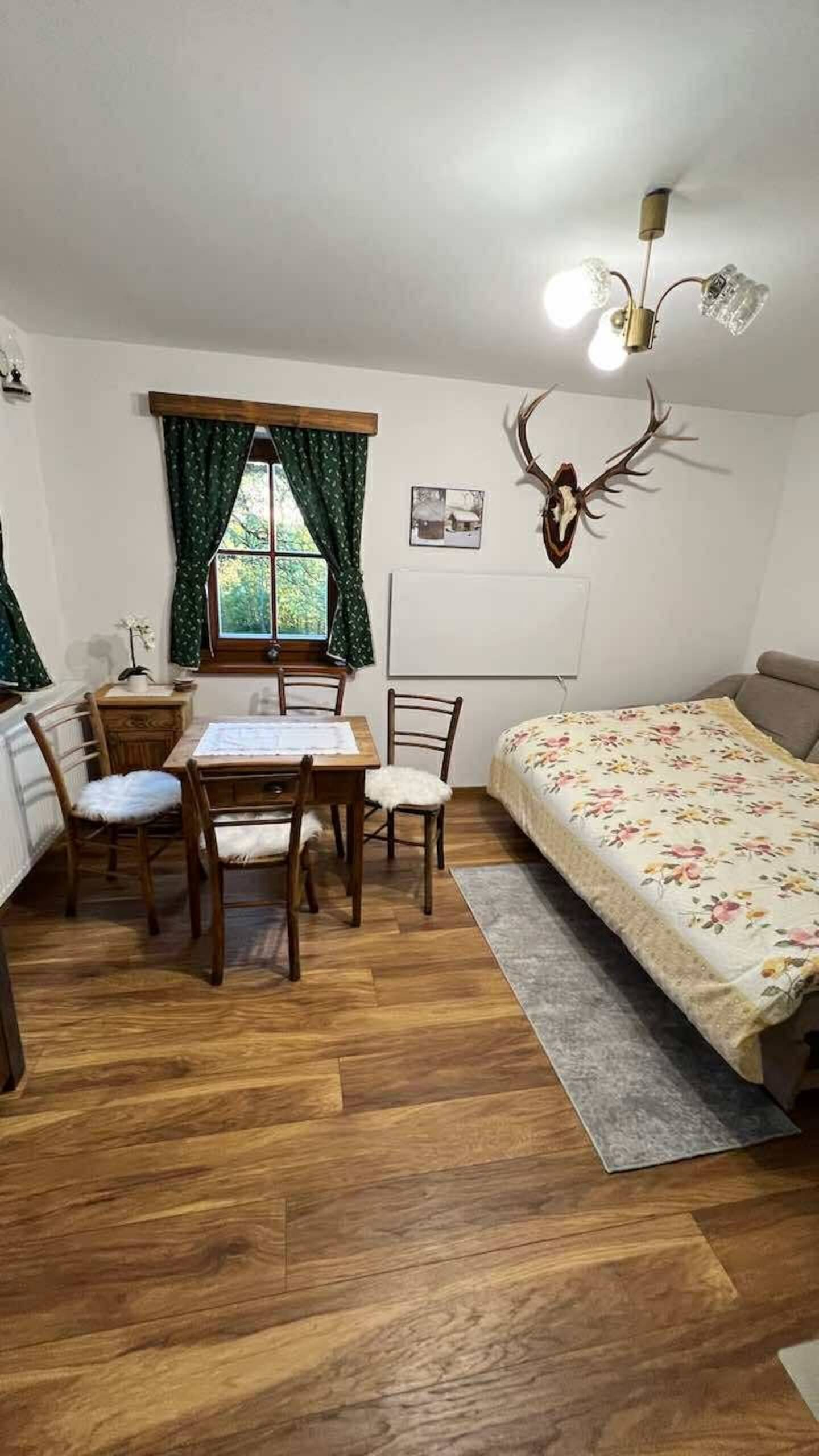 Rustikalna dnevna soba z lesenim pohištvom